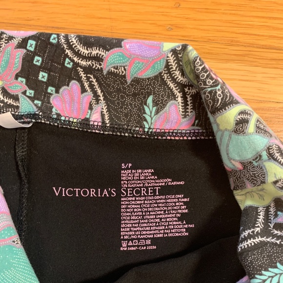 VICTORIA'S SECRET black capri leggings - Picture 3 of 4